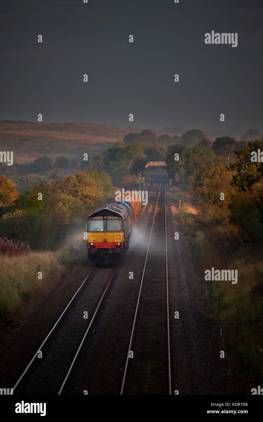 Una rete ferrovia del fungo della rotaia del treno di trattamento, lavaggio le foglie dal fungo della rotaia passa Clapham (Yorkshire) trainati da dirigere i servizi ferroviari di classe 66's Foto Stock