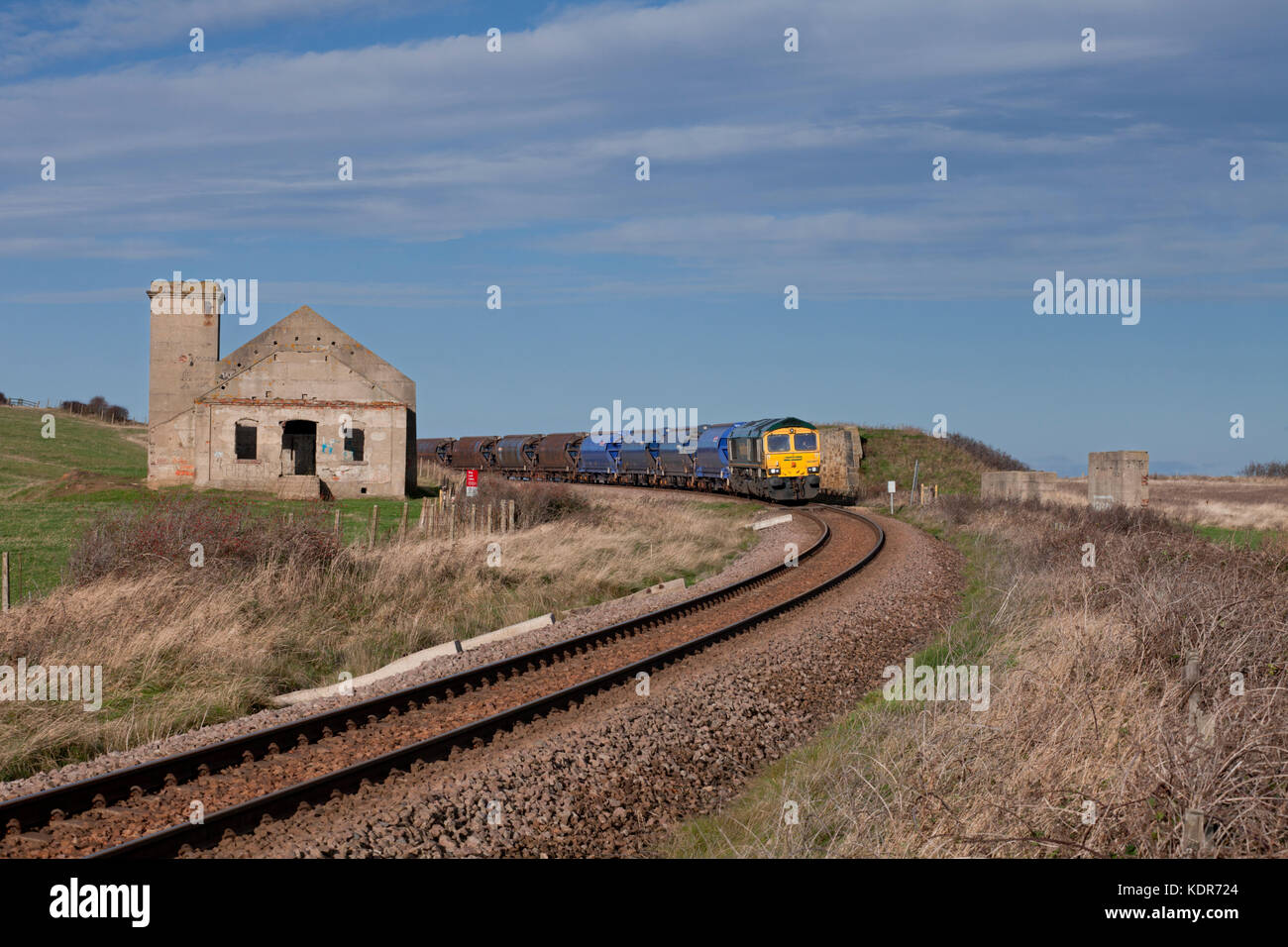Locomotiva Freightliner classe 66 sulla filiale di Boulby, Teesside con un treno merci per Boulby per il carico con sale di roccia. Passando per la casa del ventilatore di Brotton Foto Stock
