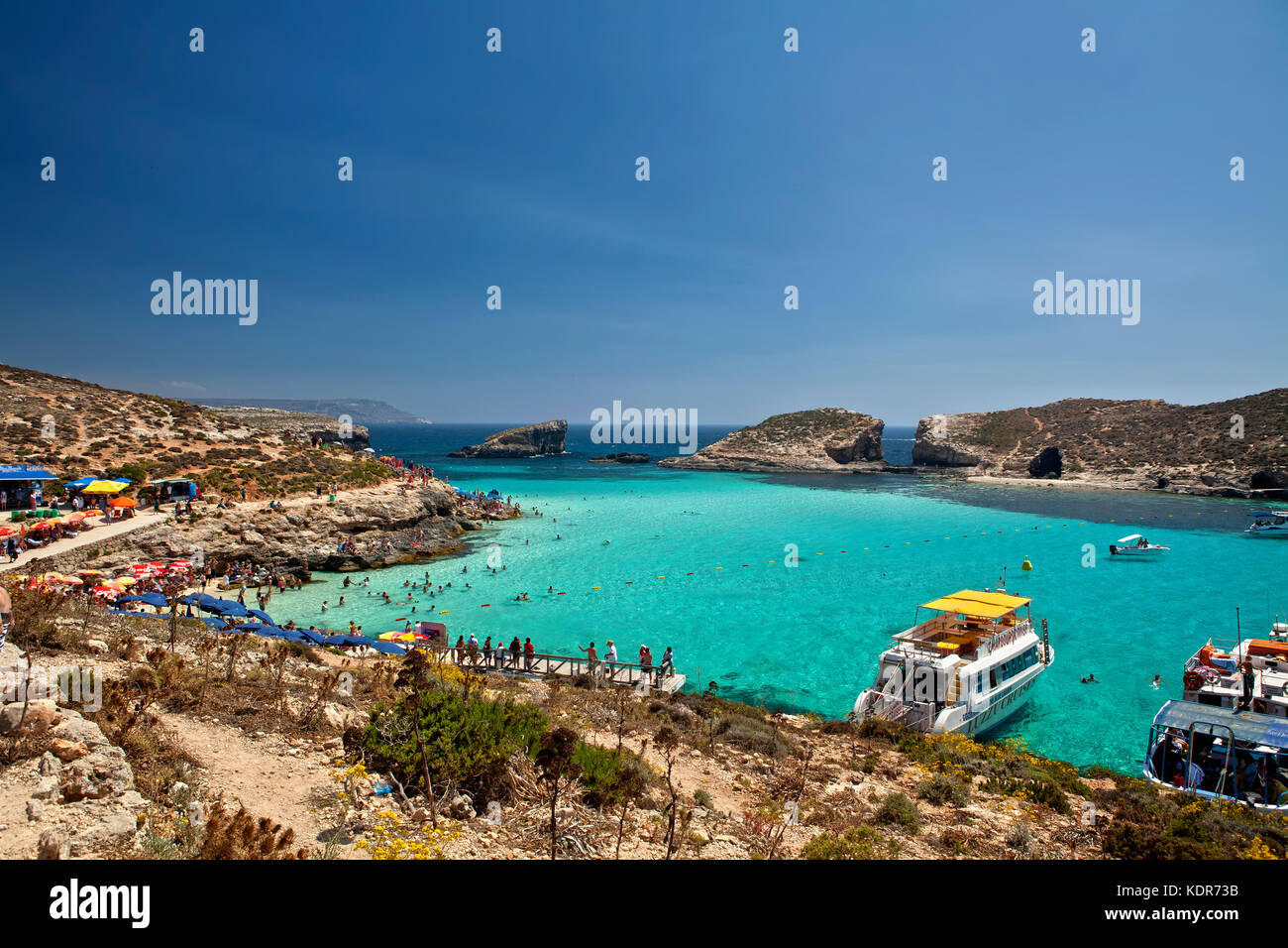 Alla Laguna Blu di Comino e Malta - Jun 24 - belle acque alla laguna blu attraggono migliaia di turisti a bordo Crociere durante i mesi estivi Foto Stock