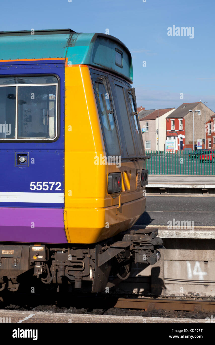 Una rampa settentrionale classe 142 treno dello stimolatore a Blackpool North Foto Stock