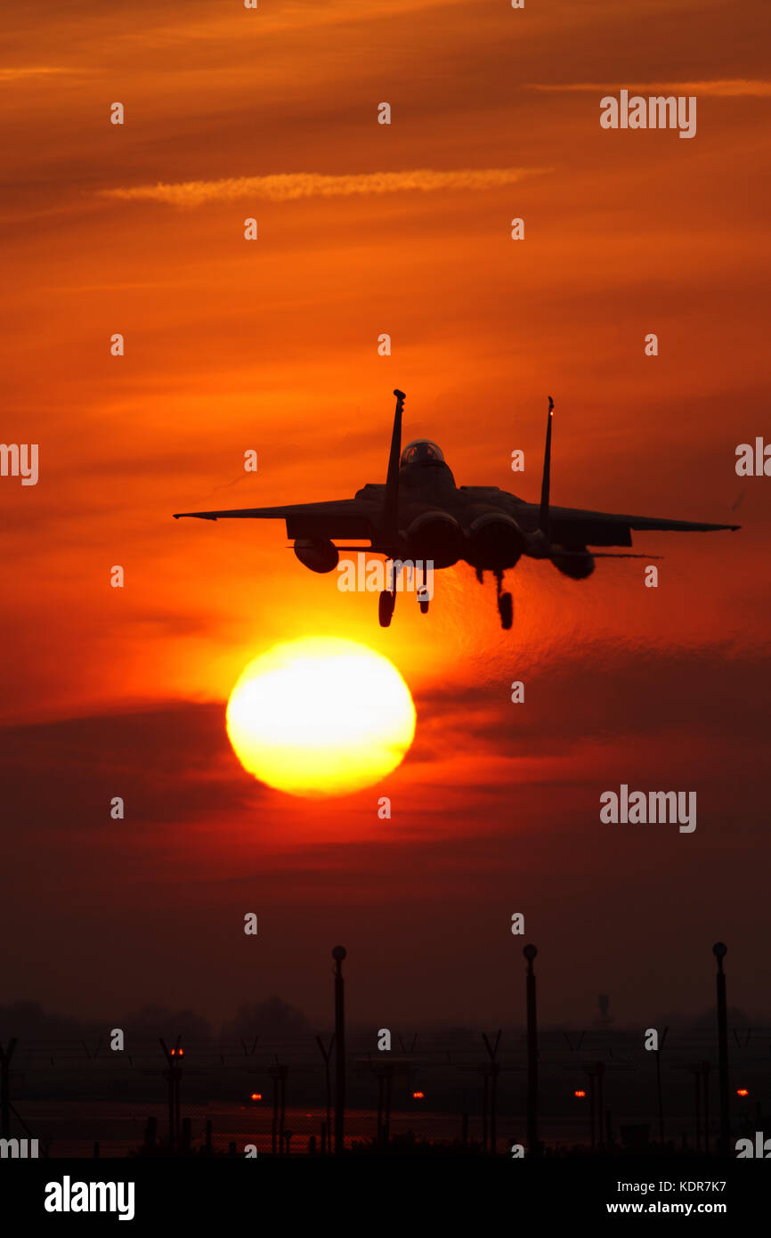 United States Air Force F-15C Eagle del 493rd Fighter Squadron 48th Fighter Wing RAF Lakenheath sbarco al tramonto Foto Stock