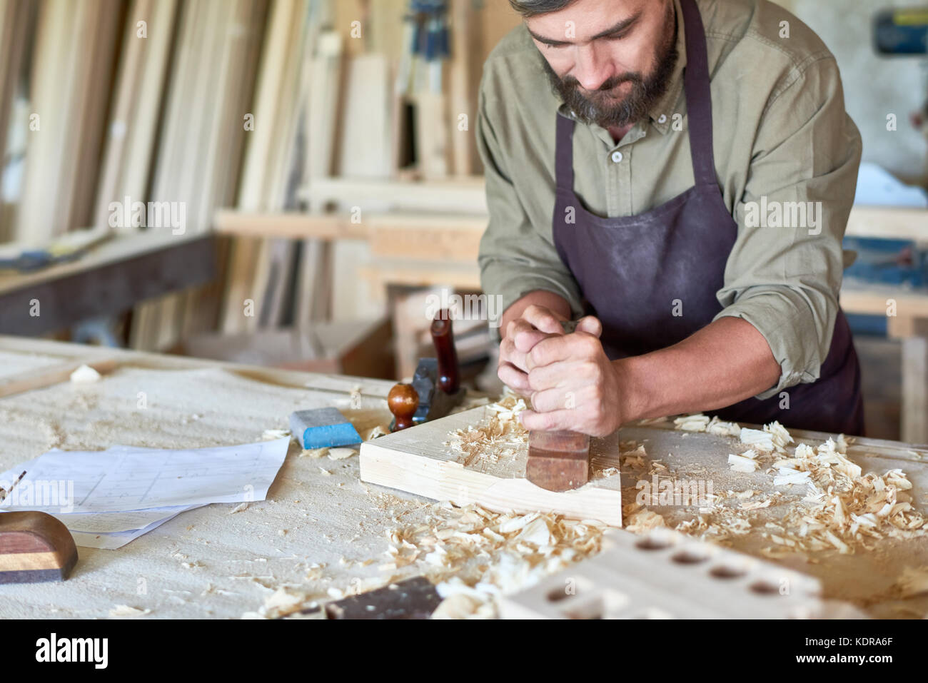 Carpenter lavora nelle tradizionali macchine per la lavorazione del legno Shop Foto Stock