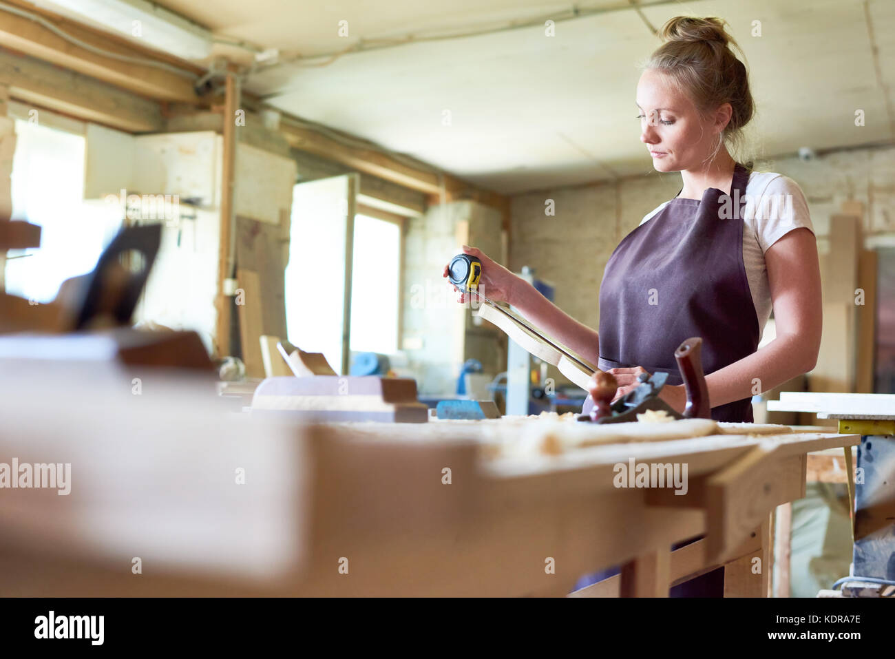 Falegname femmina lavorando in negozio Foto Stock