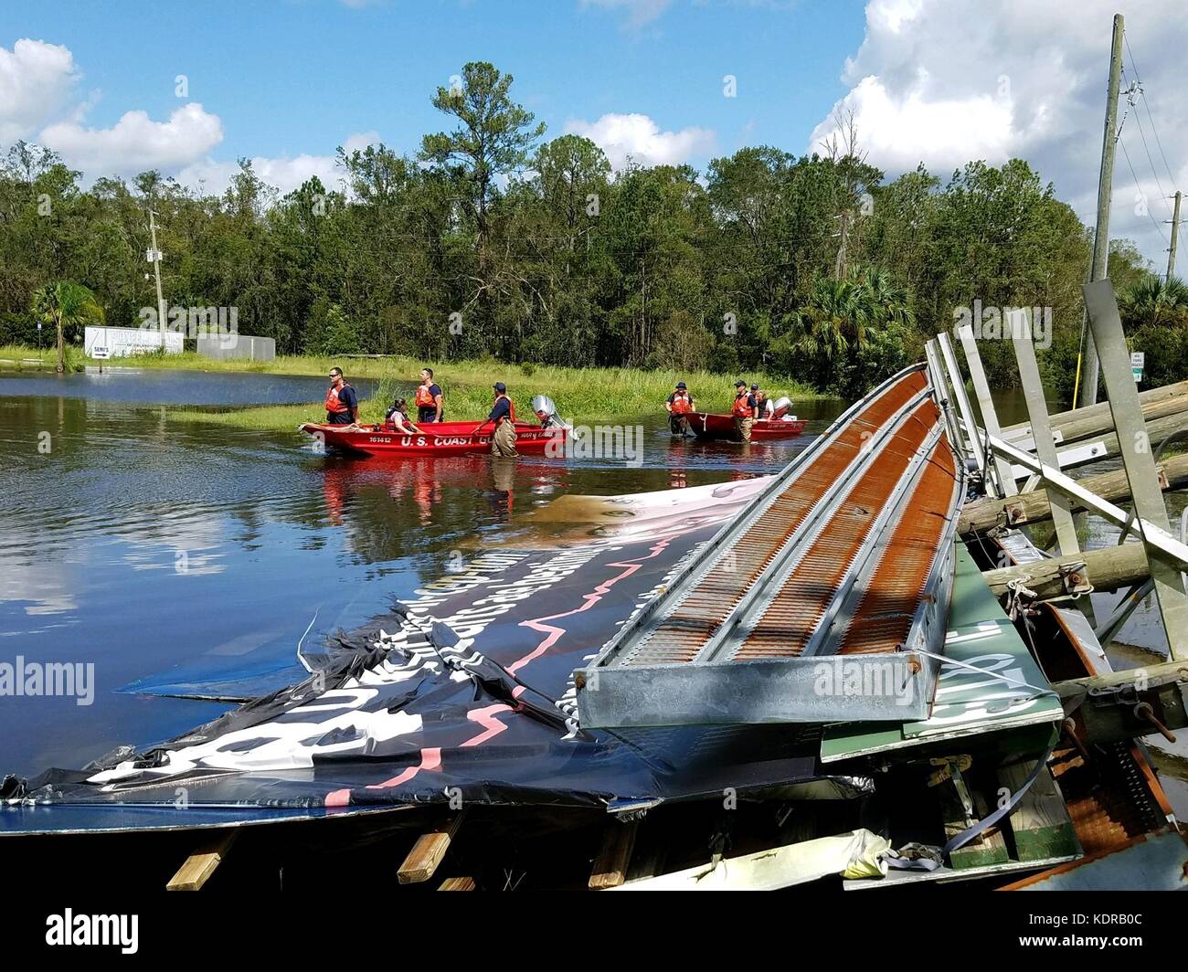 Le squadre di punt delle inondazioni della Guardia Costiera degli Stati Uniti guidano le loro barche in una strada allagata durante le operazioni di ricerca e salvataggio in seguito all'uragano Irma, 12 settembre 2017, a Hastings, Florida. Foto Stock