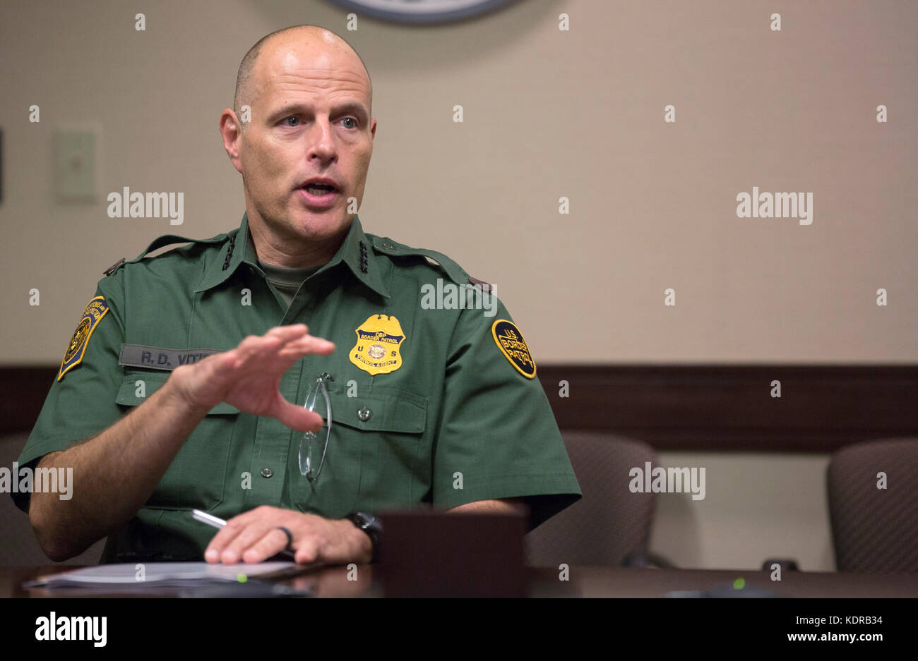 Il vice Commissario per le dogane e la protezione delle frontiere degli Stati Uniti Ronald Vitiello discute della sicurezza delle frontiere con gli studenti dell'American University durante una sessione di caffè con un poliziotto presso la sede centrale del CBP il 4 ottobre 2017 a Washington, DC. Foto Stock