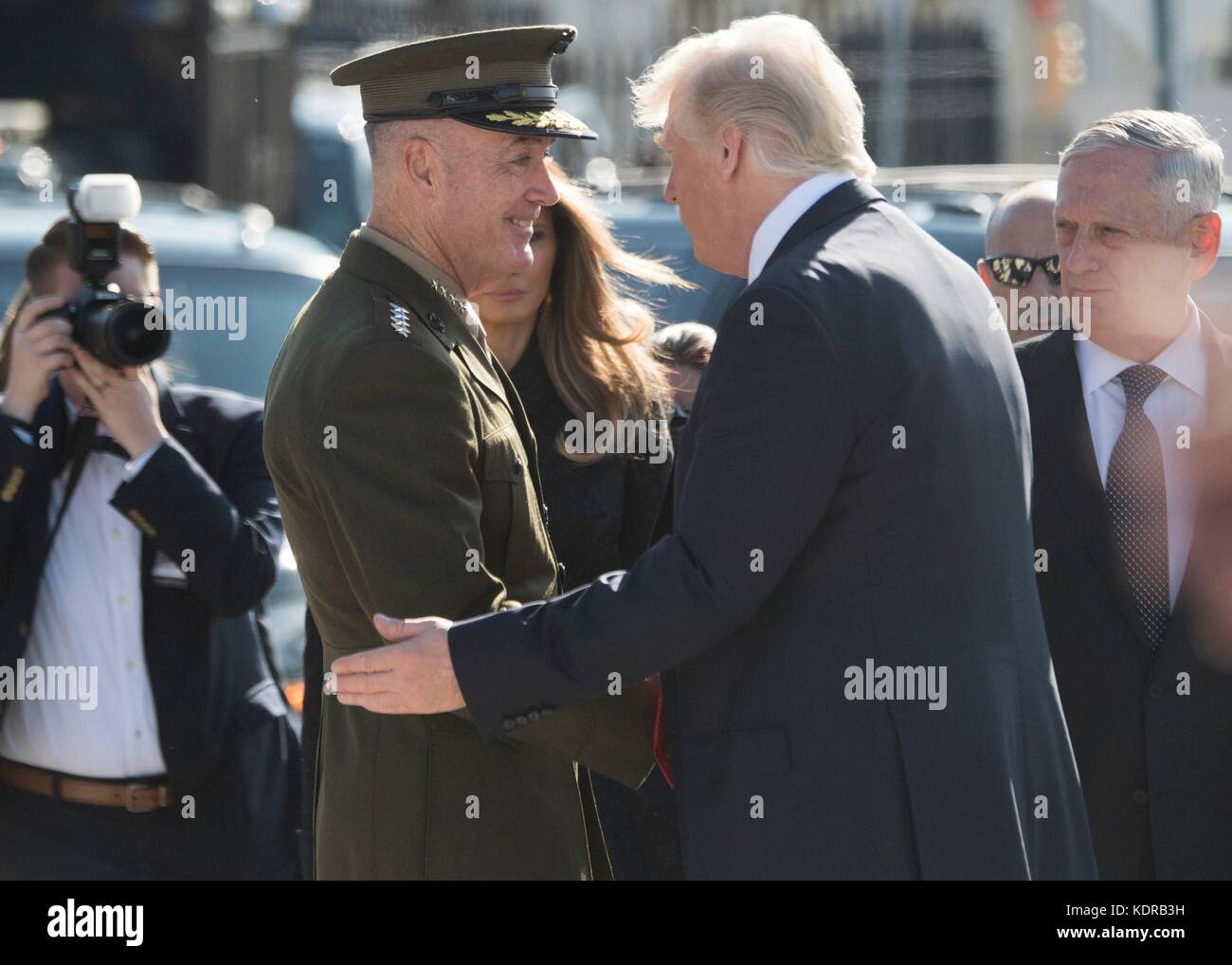Giunto negli stati uniti i capi del personale Presidente Giuseppe dunford (sinistra) saluta il presidente statunitense Donald Trump prima dell'9/11 osservanza cerimonia al Pentagono l'11 settembre 2017 a Washington, DC. Foto Stock