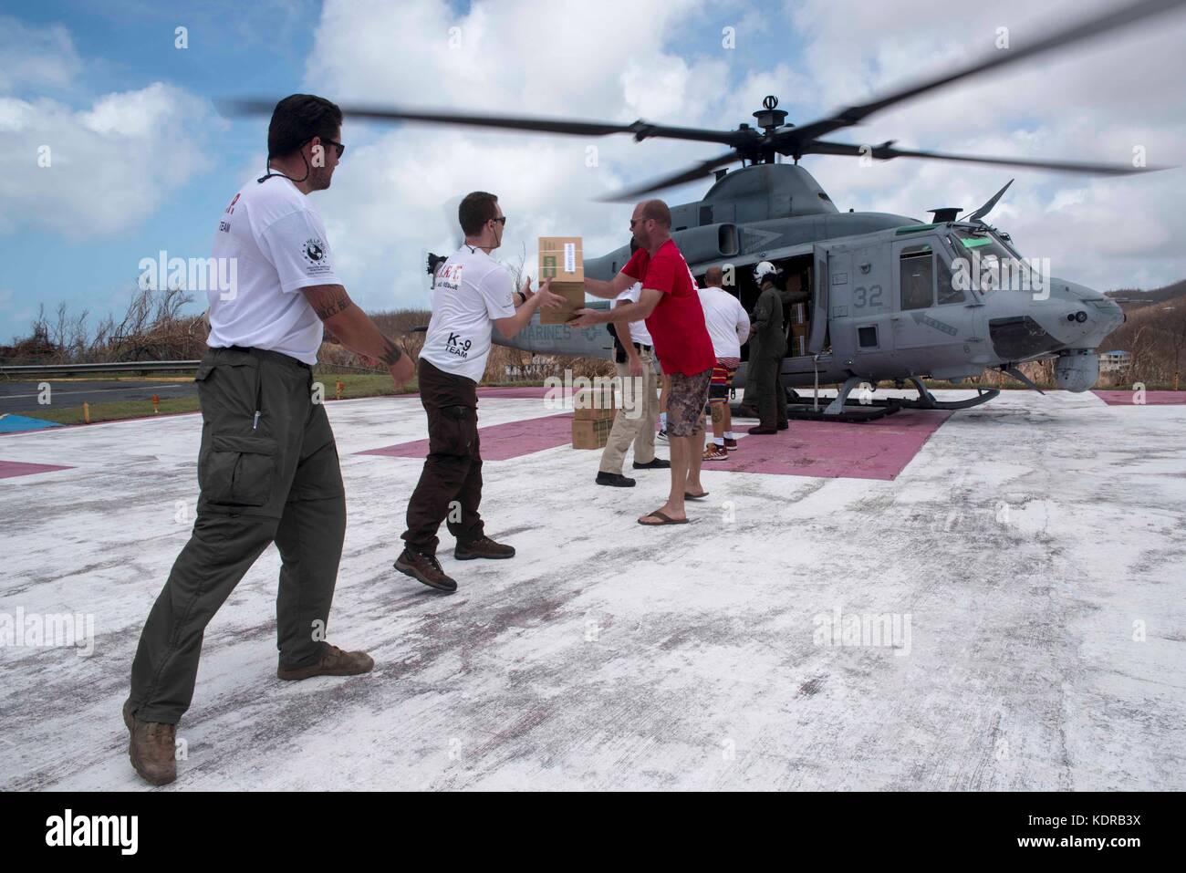 I marines e i volontari degli Stati Uniti scaricano rifornimenti di emergenza da un elicottero UH-1Y Venom Super Huey del corpo dei Marines durante gli sforzi di soccorso in seguito all'uragano Irma 11 settembre 2017 a St. John, Isole Vergini americane. Foto Stock