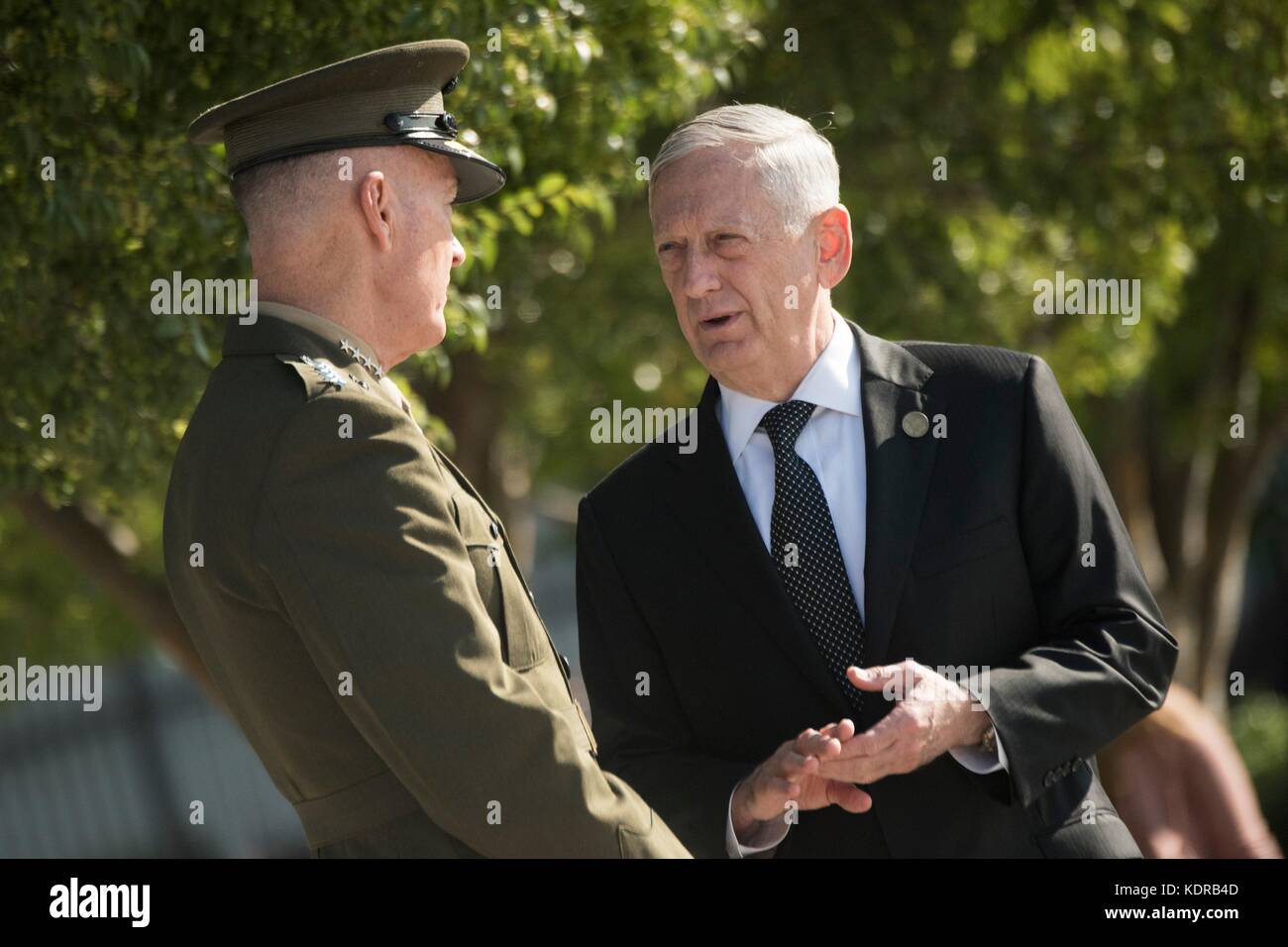 Il presidente del Joint Chiefs of staff degli Stati Uniti Joseph Dunford (a sinistra) parla con il Segretario della difesa degli Stati Uniti James Mattis prima della cerimonia di osservazione del 9/11 al Pentagono dell'11 settembre 2017 a Washington, DC. Foto Stock