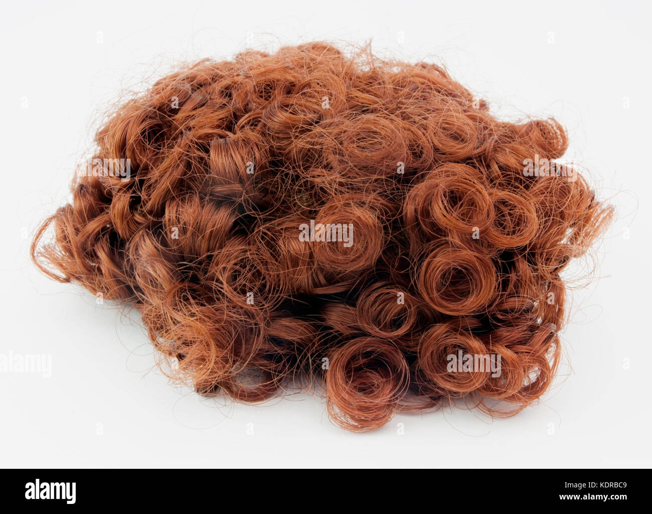 Marrone rossiccio parrucca con riccioli. Foto Stock