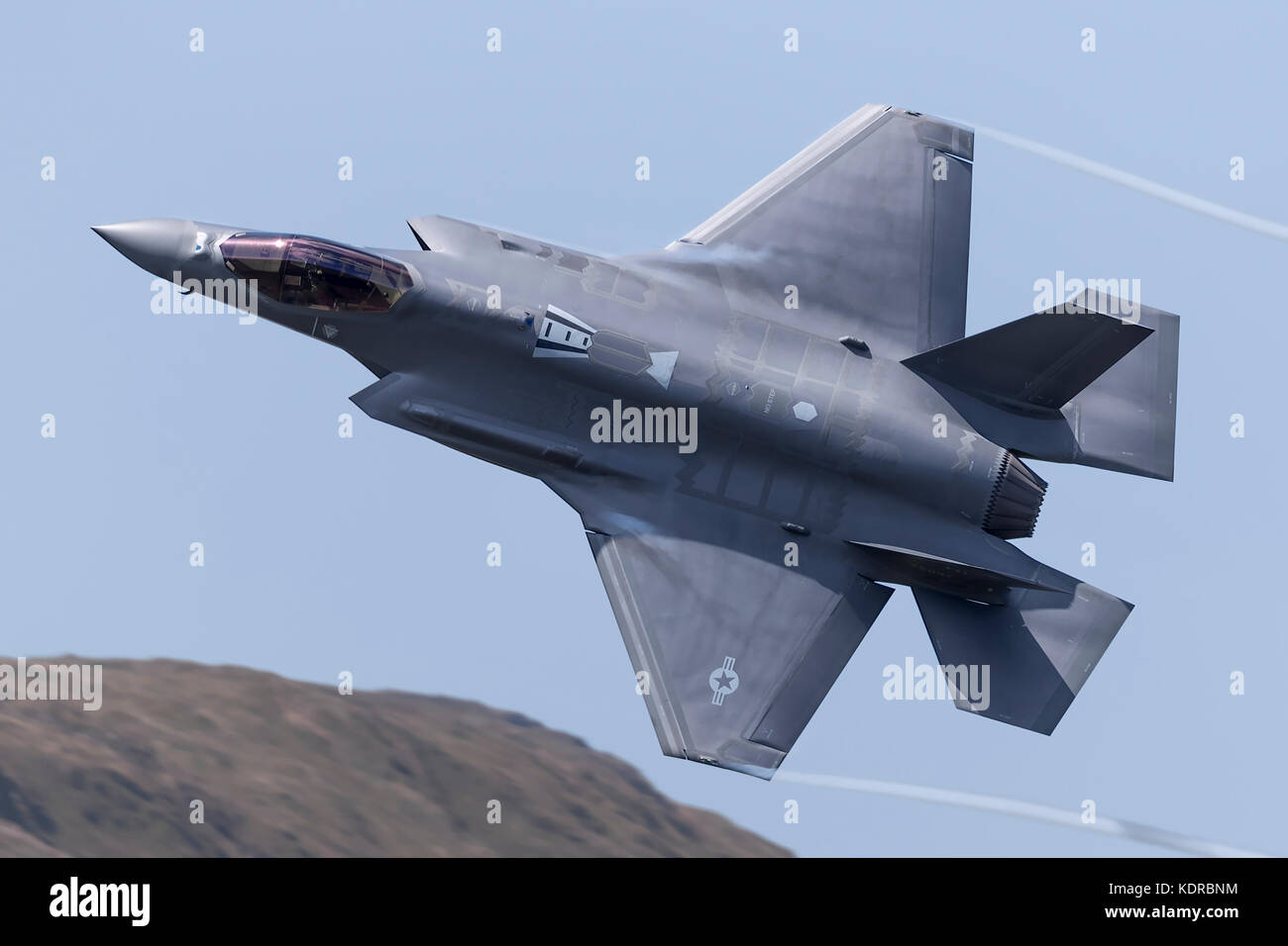 F35 caccia d'attacco congiunto che attraversa il Mach Loop in Galles per la prima volta 17/05/02 Foto Stock