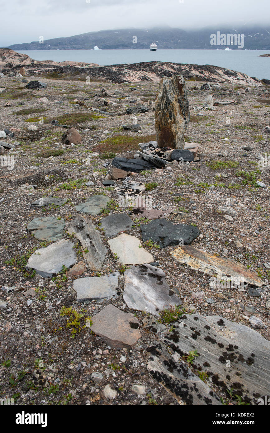 Groenlandia, Scoresbysund aka Scoresby Sund, Hekla Havn, rovine di Danmark O. di 200 anni anelli di tenda inuit vecchio. Spedizione in lontananza. Foto Stock
