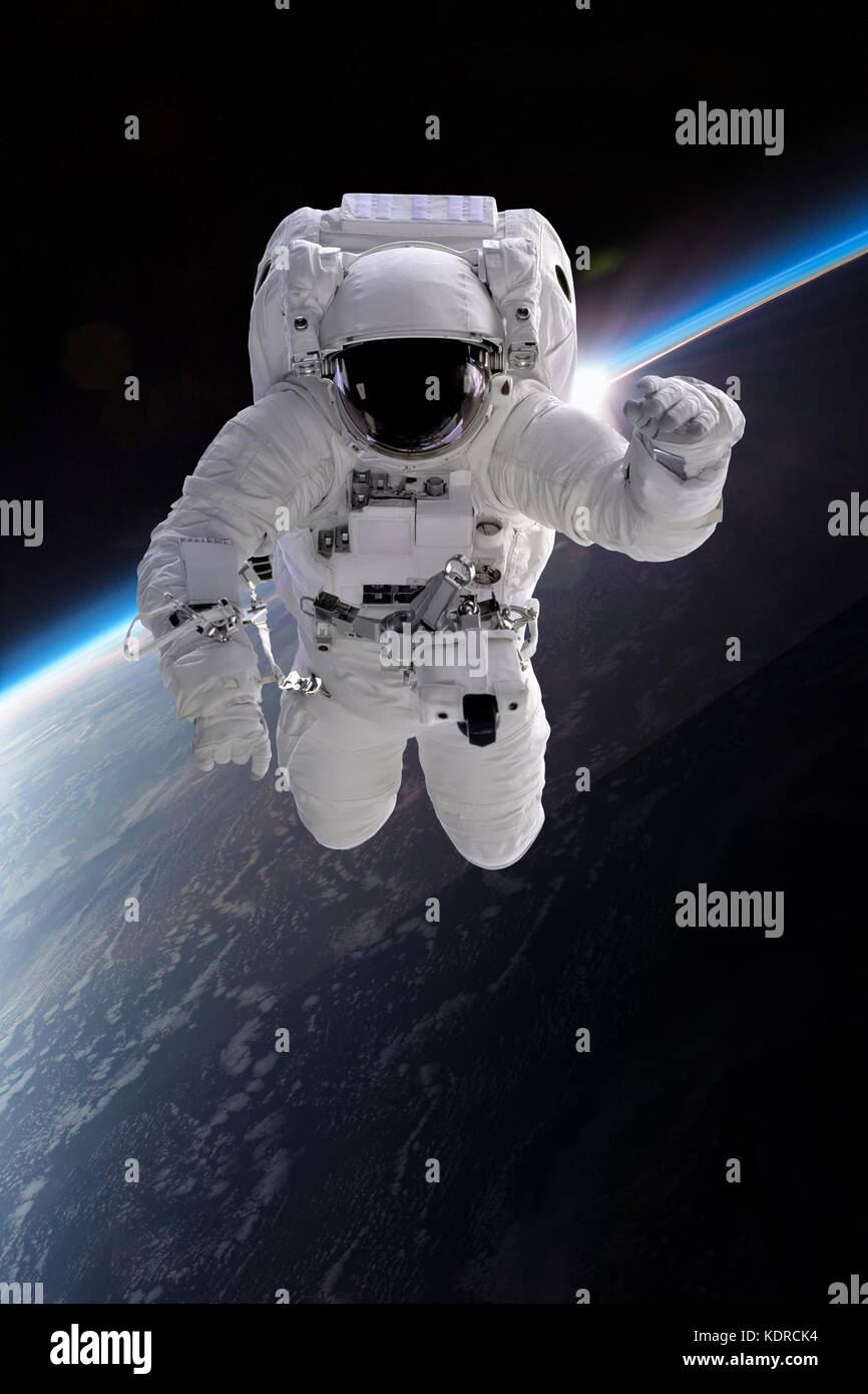 Astronauta al spacewalk. elementi di questa immagine fornita dalla NASA Foto Stock