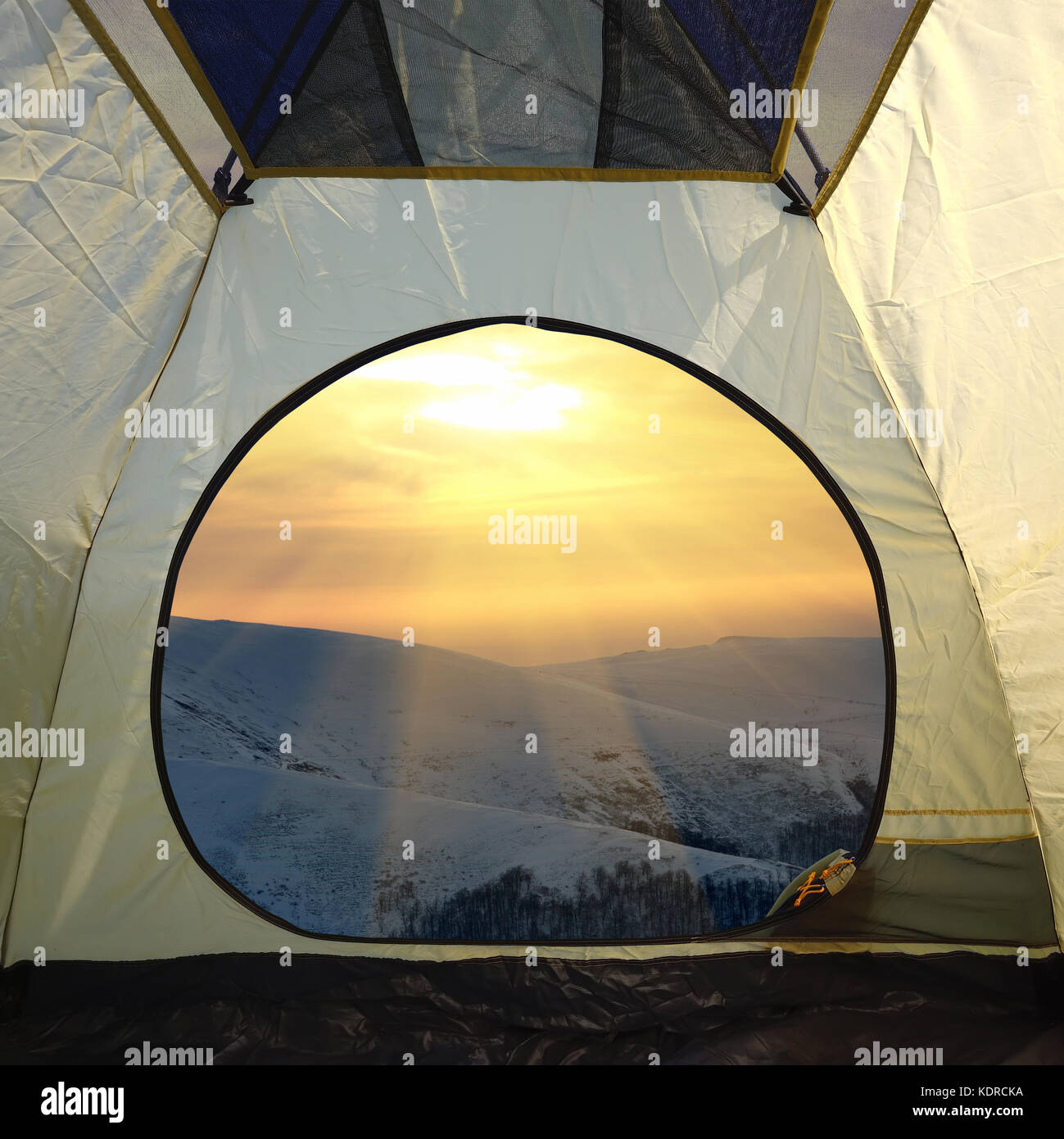 Vista dall'interno di una tenda sulle montagne paesaggio. Stile di vita viaggio avventura concetto vacanze outdoor Foto Stock
