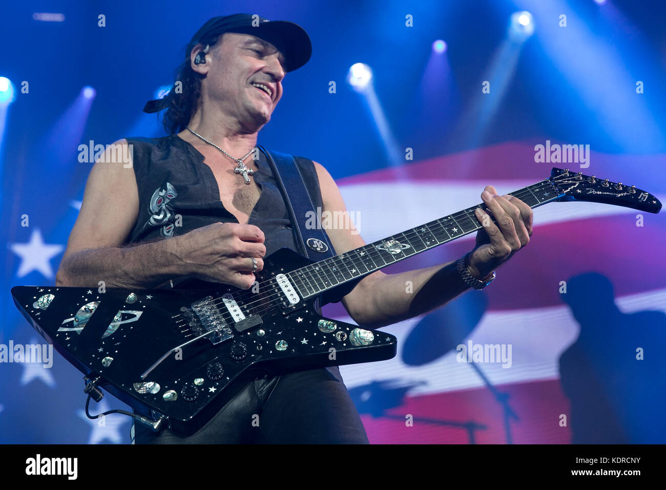 Matthias Jabs degli scorpioni esegue presso la Oracle Arena il 4 ottobre 2017 a Oakland, in California. Foto Stock