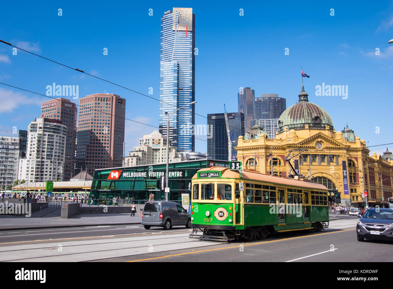 Una vista generale di un tram che passa dalla stazione di Flinders Street nella città australiana di Melbourne Foto Stock