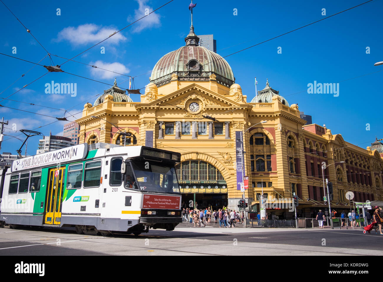 Una vista generale di un tram che passa dalla stazione di Flinders Street nella città australiana di Melbourne Foto Stock