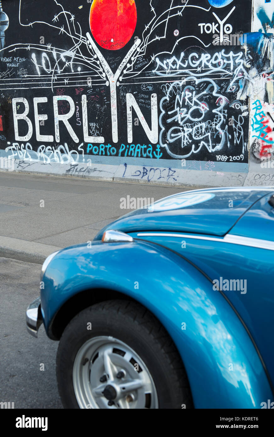 Macchina parcheggiata dal muro di Berlino presso la East Side Gallery di Berlino, Germania Foto Stock
