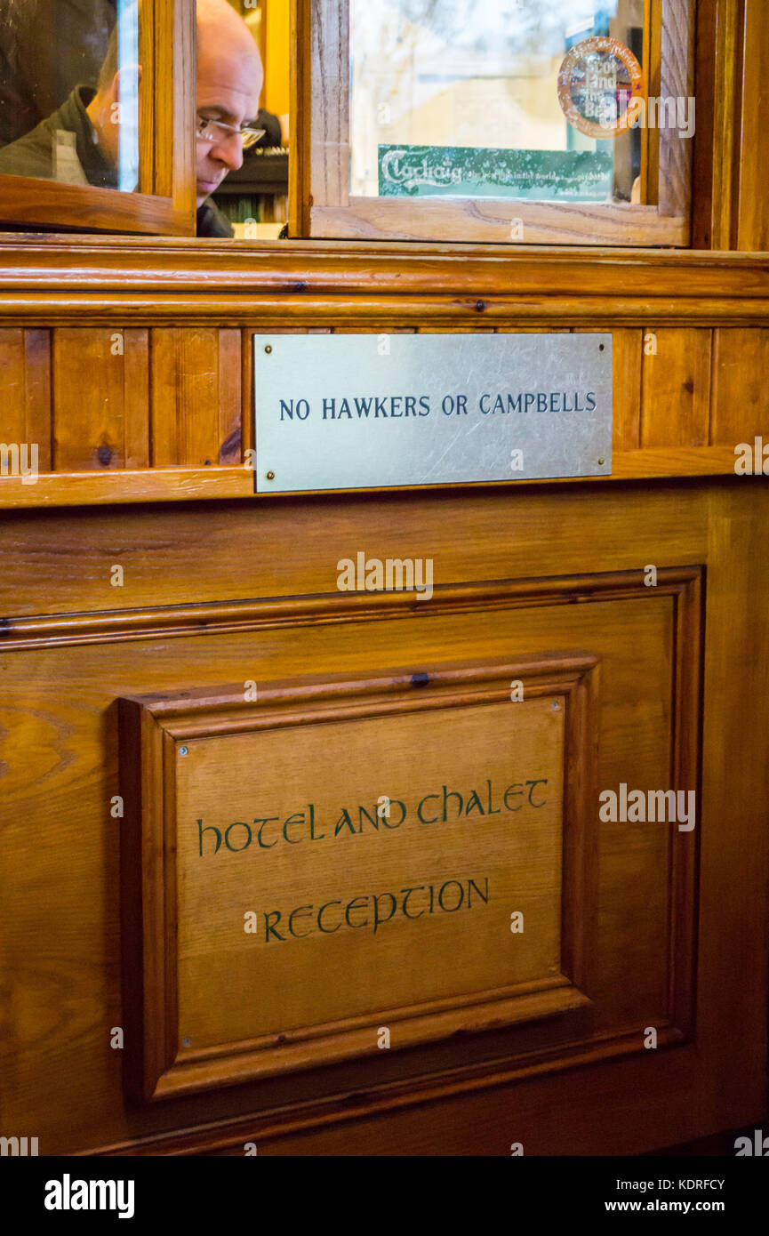 'No ambulanti o Campbells' firmare in ricezione di Clachaig Inn, Glencoe, Argyll and Bute, Scozia, commemorando il loro ruolo in Glencoe massacro del 1692 Foto Stock