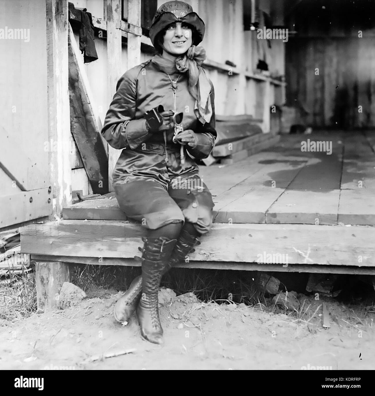 Harriet QUIMBY (1875-1912) aviatore americano e sceneggiatore di film seduto su un capannone usato per immagazzinare l'aereo - nota le macchie di olio. Probabilmente presa alla scuola di aeronautica di Moissant sull'isola lunga circa 1911. Foto: Bain Photo Service Foto Stock