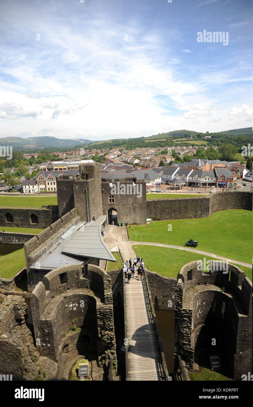 Guardando ad est dalla parte superiore dell'interno rivellino est. Castello di Caerphilly. Foto Stock