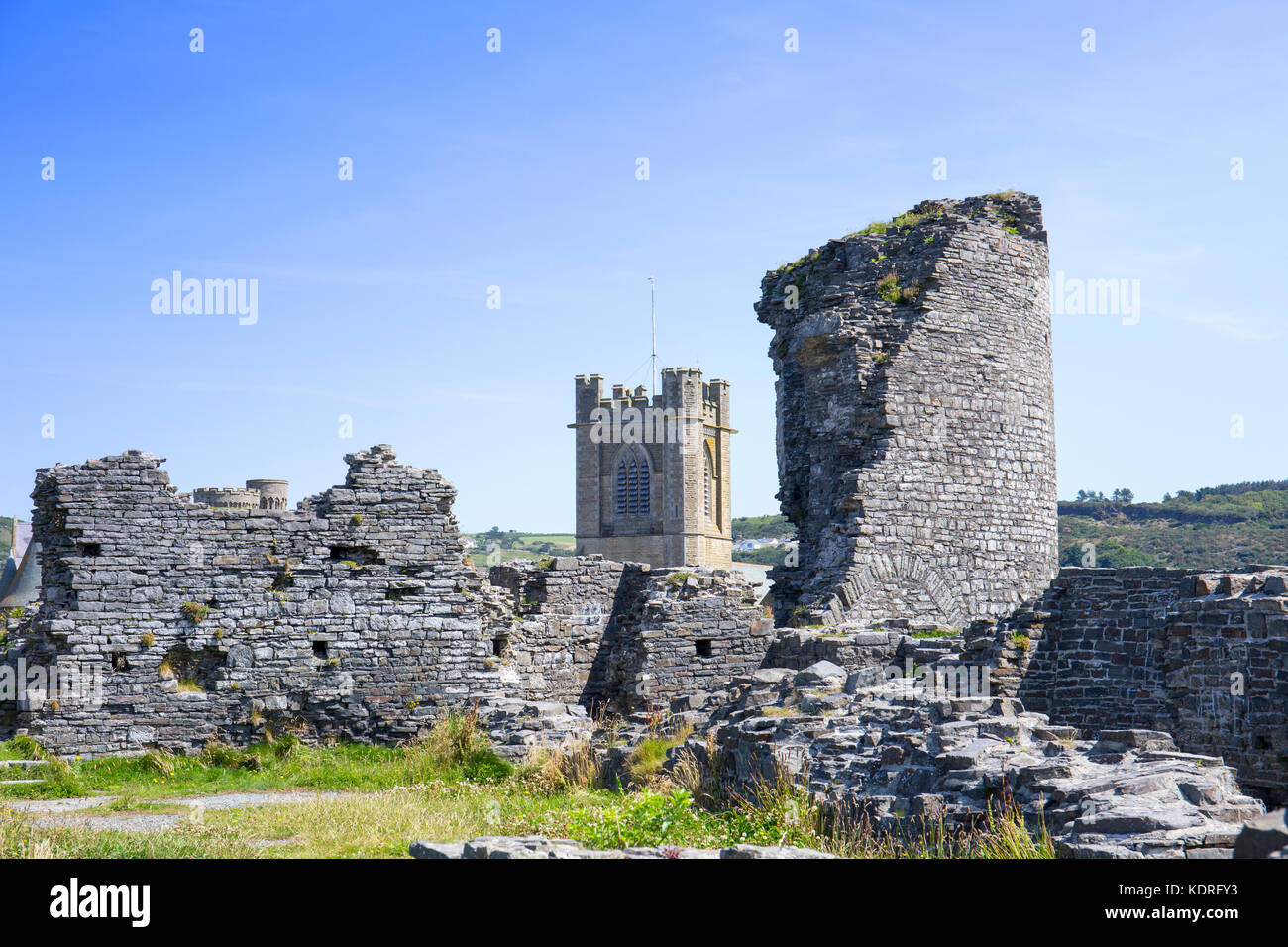 Rovine del castello con la chiesa di San Michele ad Aberystwyth Ceredigion Galles UK Foto Stock