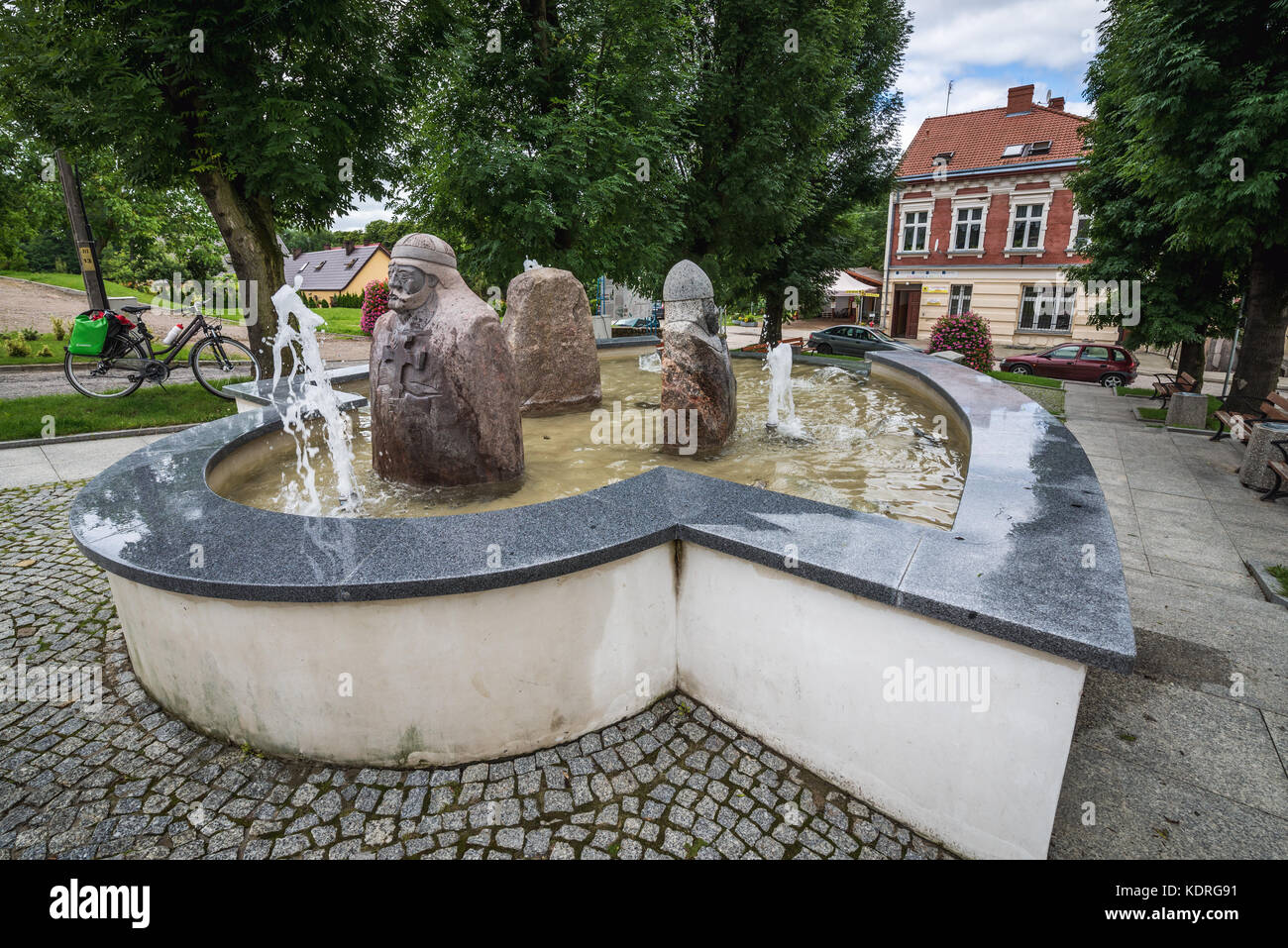 Fontana con statue cavalieri medievali nella città di Cedynia, provincia di Pomerania occidentale in Polonia Foto Stock