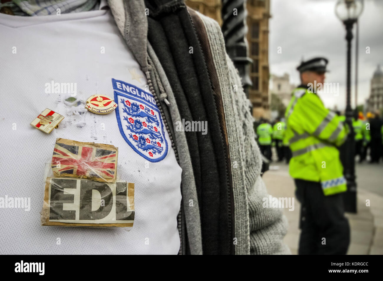 Nazione britannica Party (BNP) sostenitori scontro con anti-fascisti in Londra, Regno Unito. Foto Stock