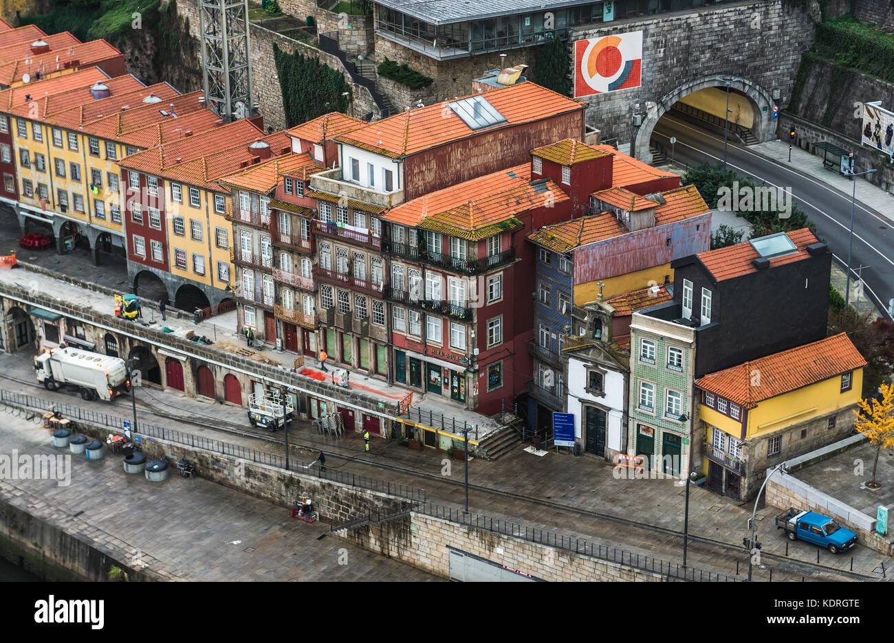 Ribeira Tunel e le case nella città di Porto sulla penisola iberica, la seconda città più grande del Portogallo Foto Stock