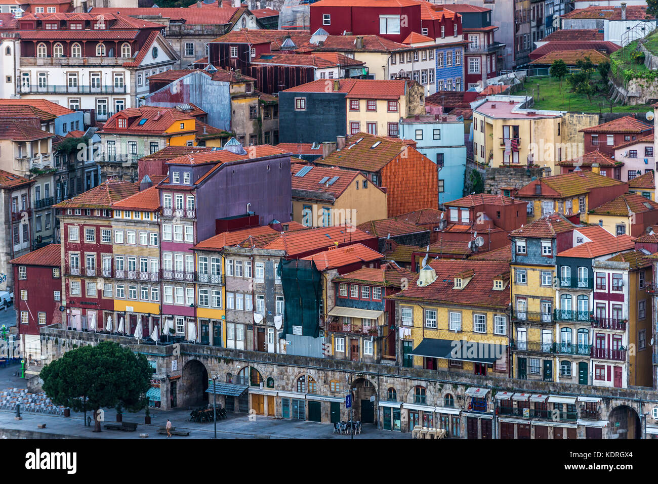 Case del quartiere Ribeira nella città di Porto sulla penisola iberica, seconda città più grande del Portogallo Foto Stock