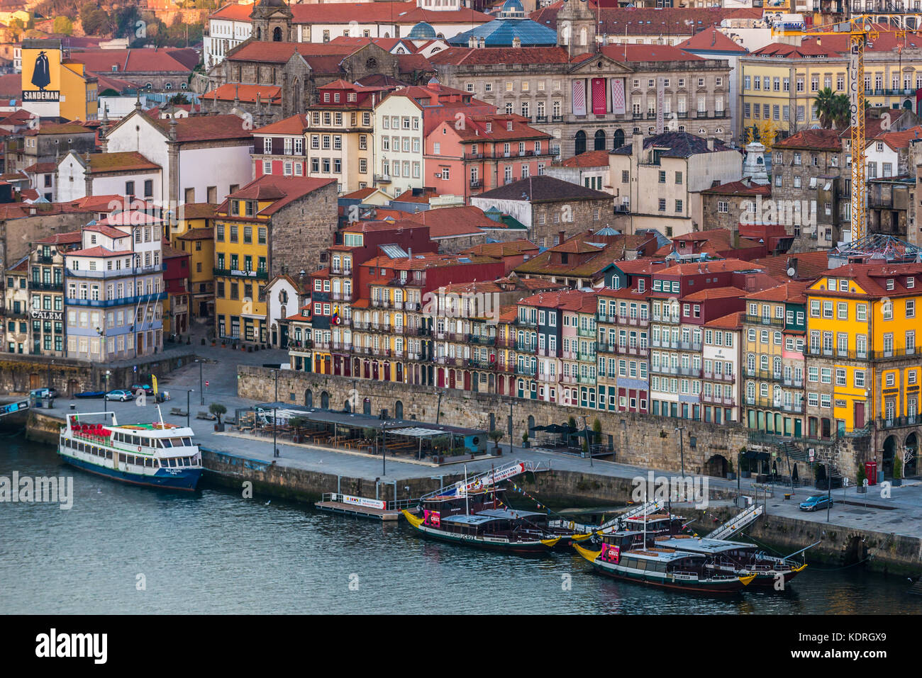 Case del quartiere Ribeira nella città di Porto sulla penisola iberica, seconda città più grande del Portogallo Foto Stock