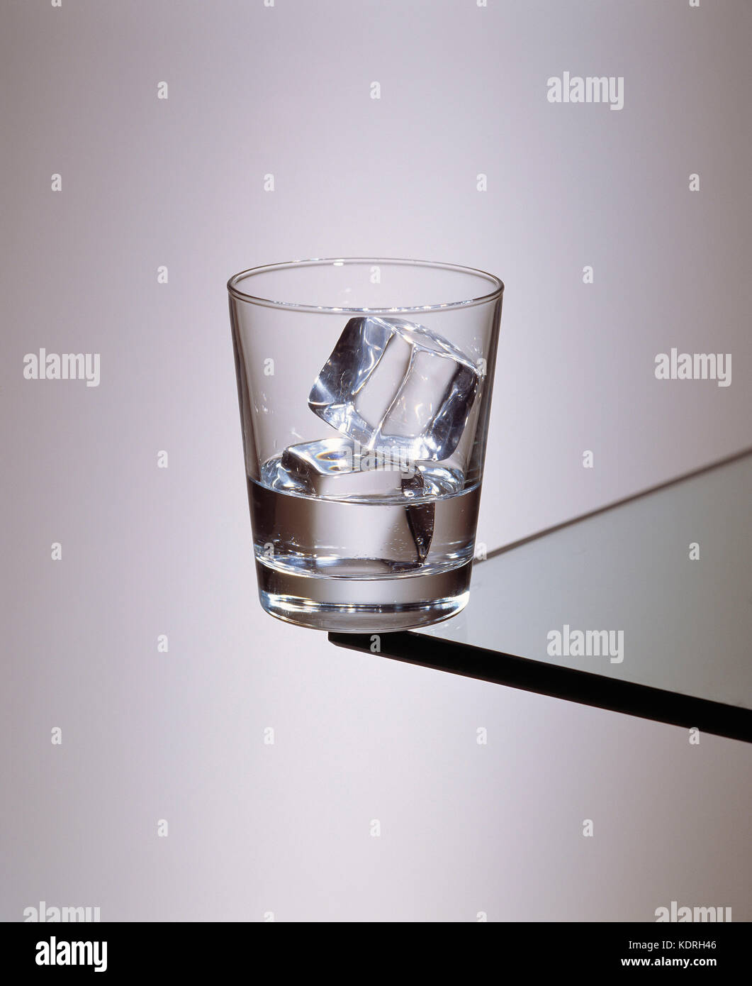 Ancora in vita. Un bicchiere di vetro bianco di spirito con ghiaccio. Foto Stock