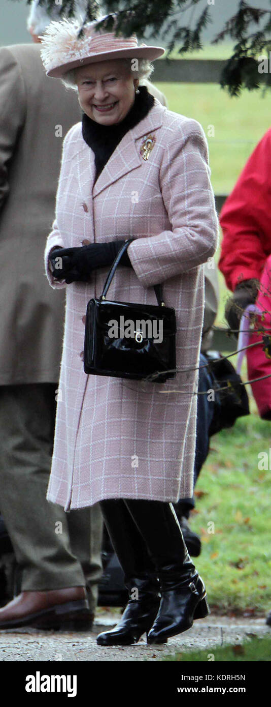 Sandringham, REGNO UNITO - 02 GENNAIO; la regina Elisabetta II, il principe Edward e Sophie Wessex si uniscono ai membri della famiglia reale al servizio della chiesa di domenica sulla proprietà di Sandringham Norfolk. Il 2 gennaio 2011 a Sandringham, Inghilterra Persone: Queen Elizabeth II trasmissione Ref: MNCUK1 credito: Hoo-Me.com/MediaPunch ***NO UK*** Foto Stock