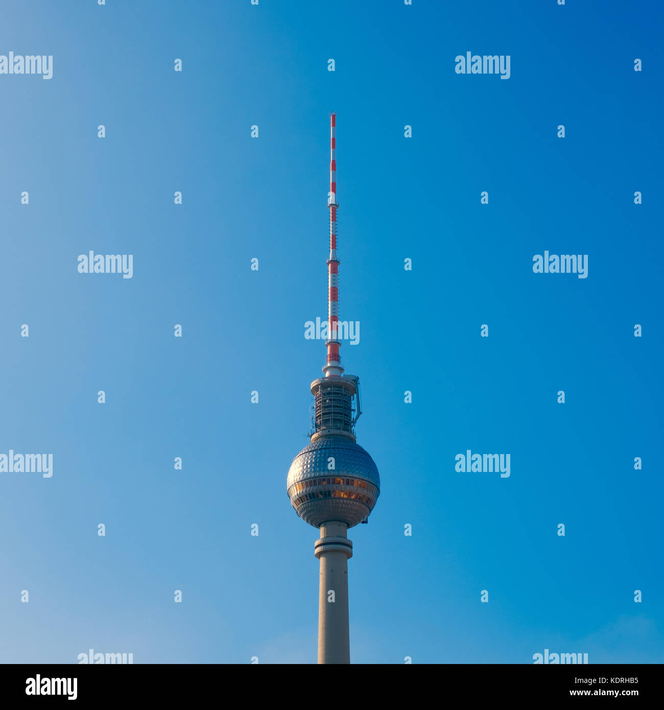 La torre della TV (Fernsehturm) a Berlino isolato Foto Stock