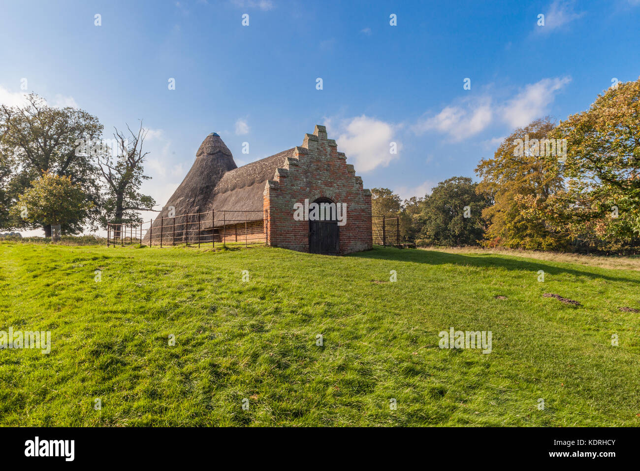 Il XVIII secolo ghiacciaia utilizzata per immagazzinare ghiaccio importati prima dell'invenzione della refrigerazione Holkham Hall Norfolk Foto Stock