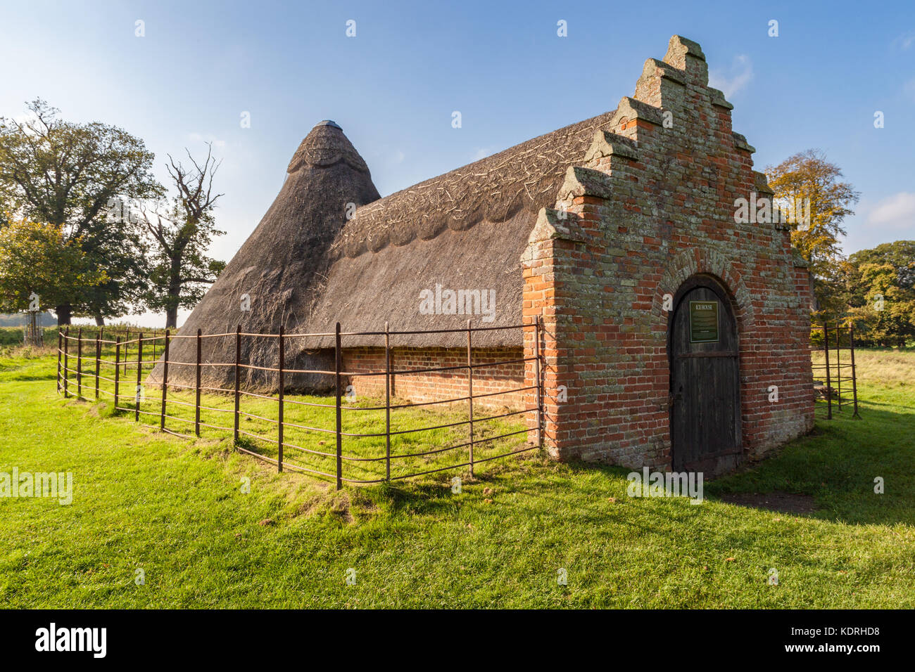 Il XVIII secolo ghiacciaia utilizzata per immagazzinare ghiaccio importati prima dell'invenzione della refrigerazione Holkham Hall Norfolk Foto Stock