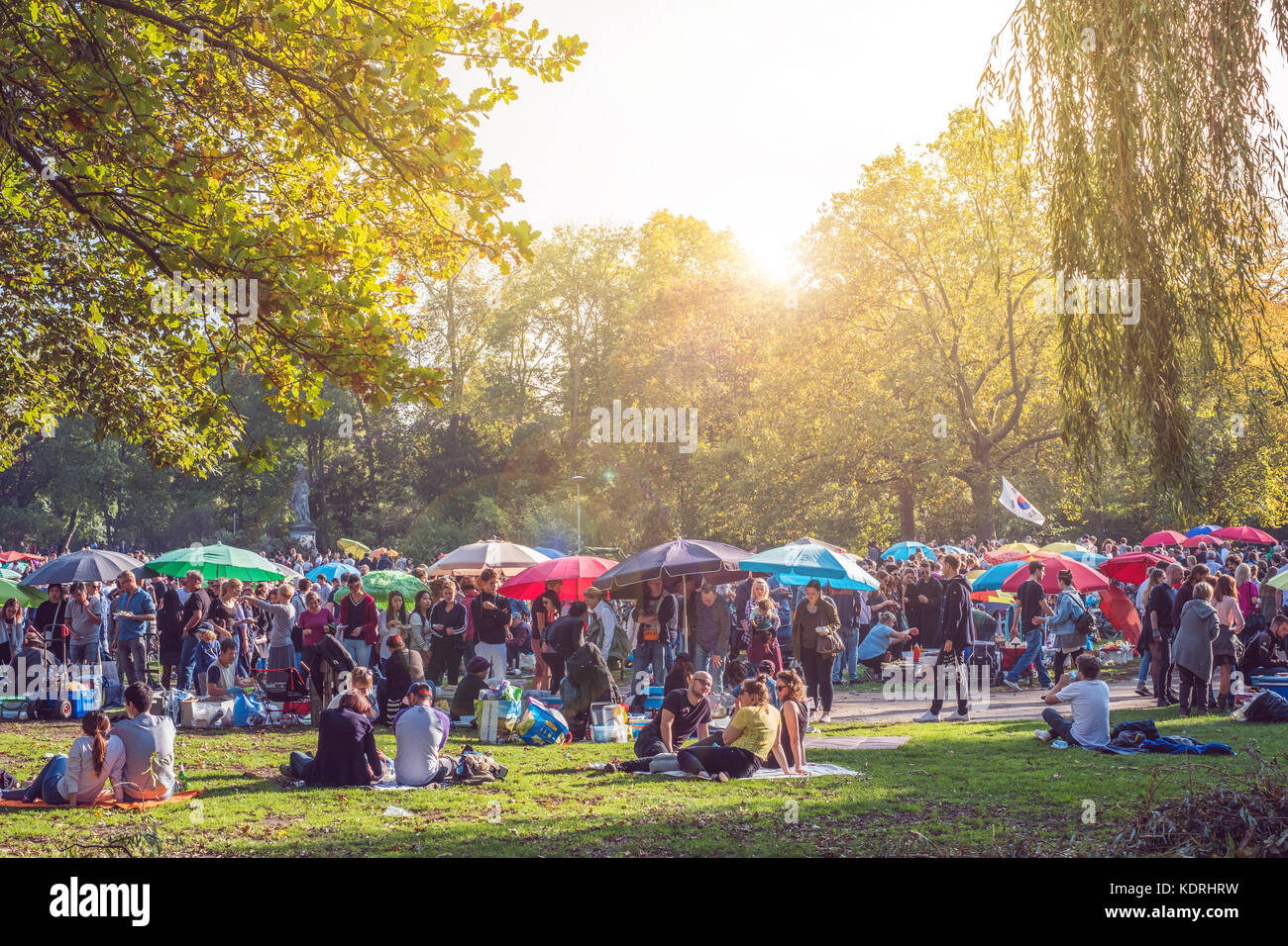Berlino, Germania - ottobre 2017: cibo tailandese mercato / street food nel parco pubblico (Preussenpark) a Berlino Germania Foto Stock