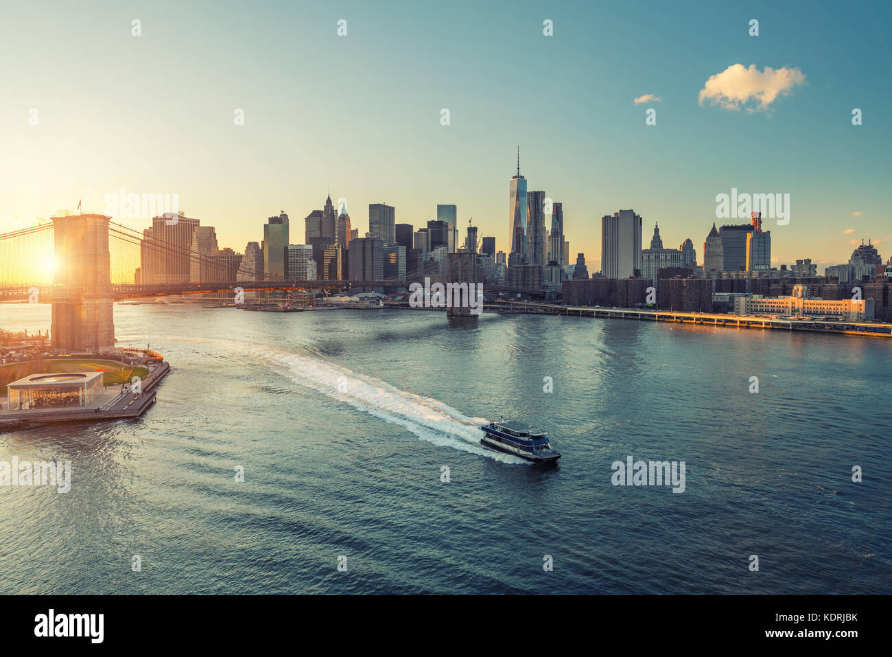 Il ponte di Brooklyn e Manhattan al tramonto Foto Stock