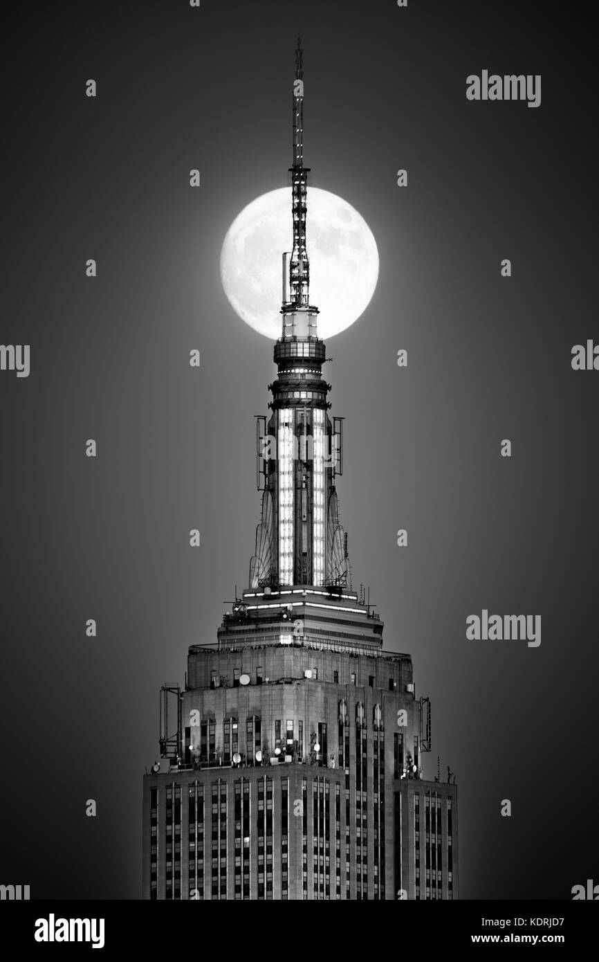 HOBOKEN, New Jersey - 13 NOVEMBRE 2016: La luna piena sorge e si allinea con la cima dell'Empire State Building. Foto Stock