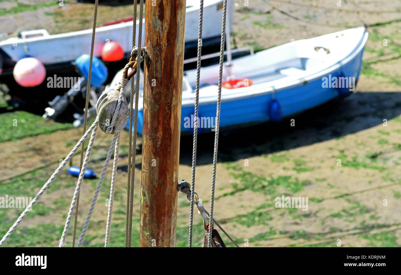 Blocco e affrontare issato alta. La testa del montante di esecuzione di manovre su una vecchia barca a vela. Foto Stock