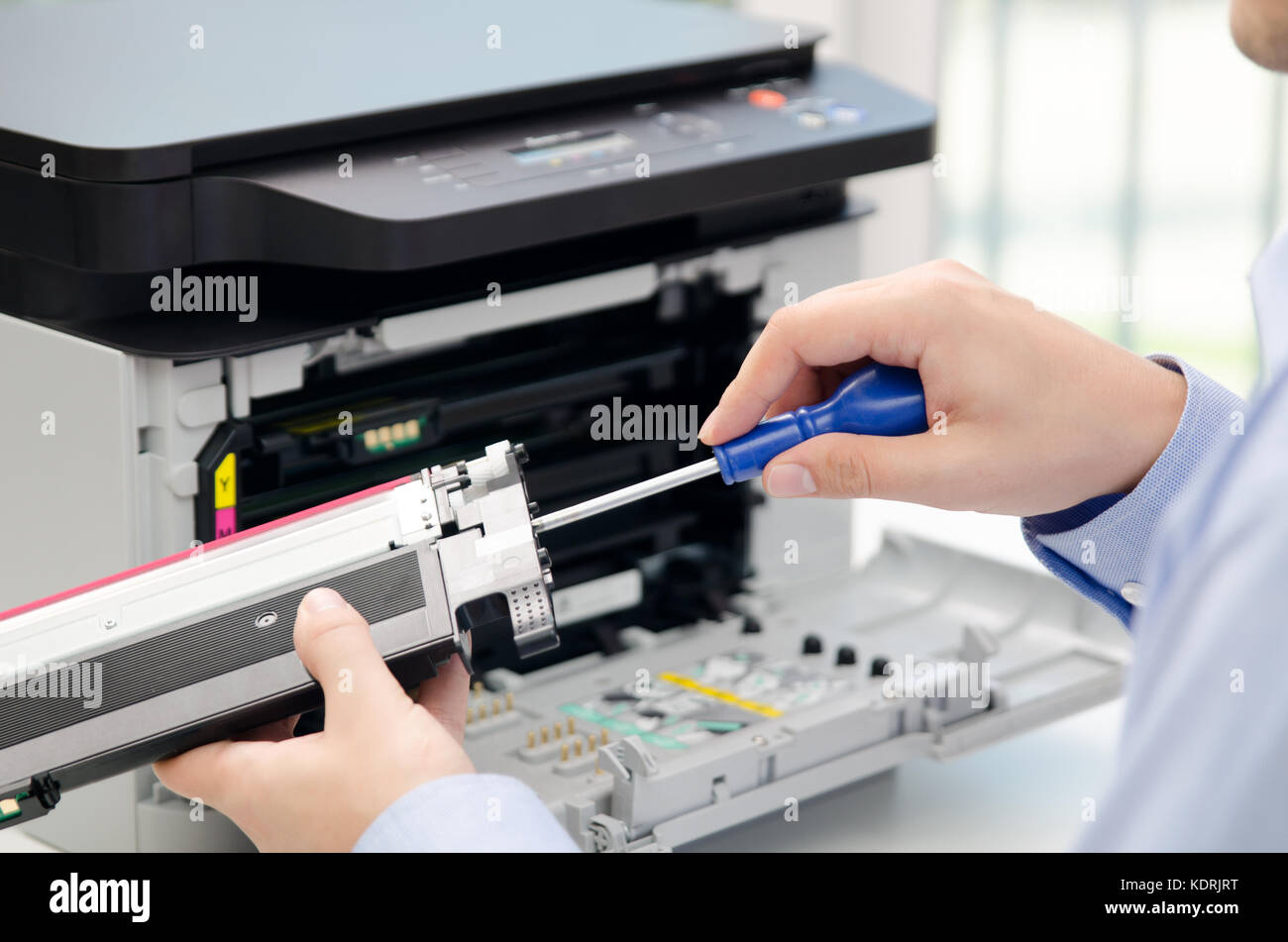 Uomo che ripara il toner per la stampante laser stampante toner cartuccia  di stampa stampa laser fornisce il concetto di ricarica Foto stock - Alamy
