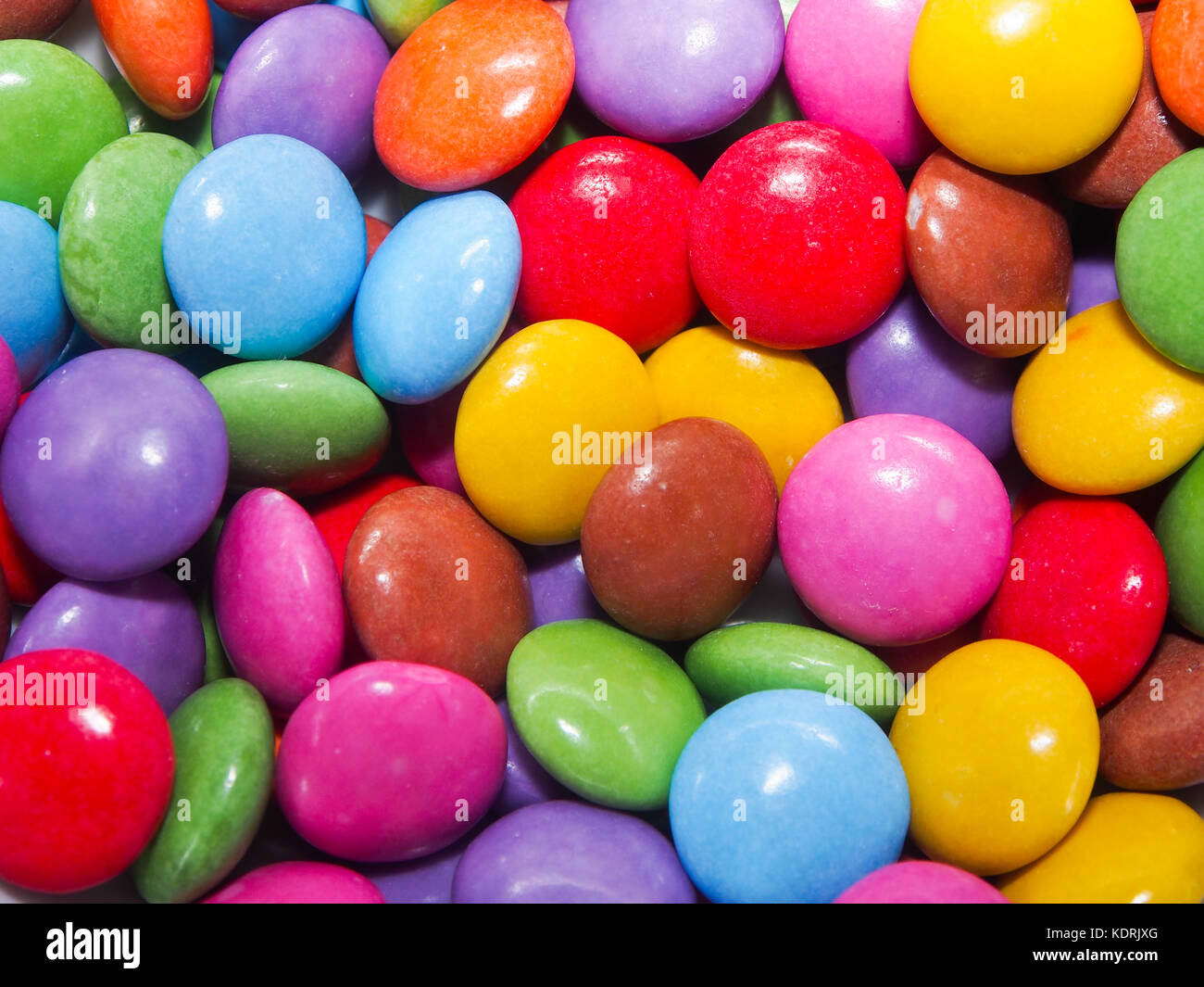 Una chiusura di miste di smarties, confetti, caramelle Foto stock - Alamy