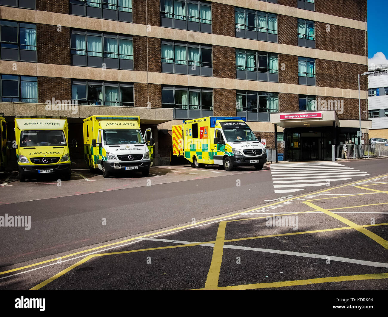 Ambulanze parcheggiate fuori dall'ospedale Queen Alexandra, pronto soccorso, Portsmouth, Hampshire. Foto Stock