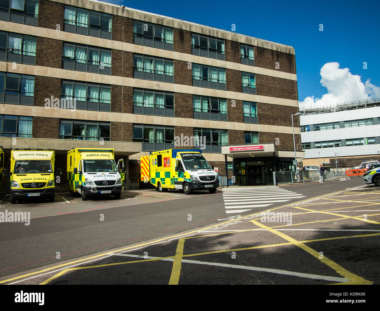 Le ambulanze parcheggiate fuori la regina Alexandra hospital, pronto soccorso, Portsmouth, hampshire. Foto Stock