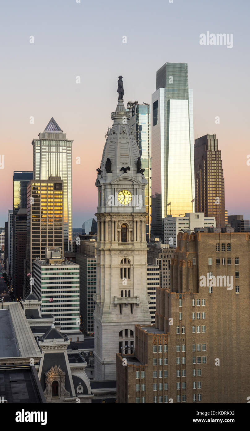 Philadelphia, Pennsylvania, Stati Uniti d'America centro dello skyline della città di sunrise Foto Stock