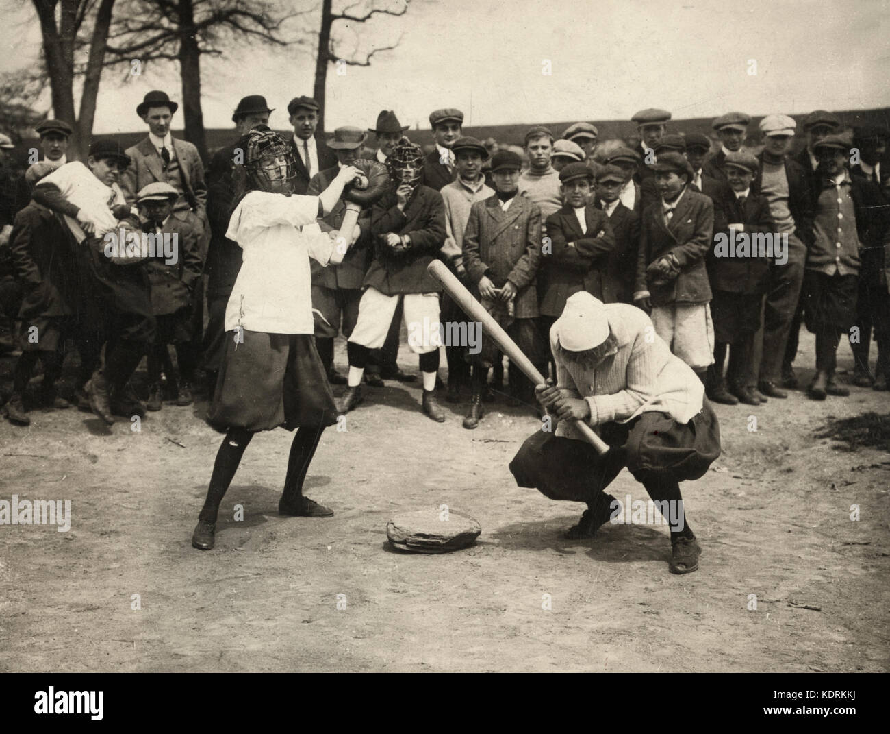 New York femmina "giganti" - Miss McCullum catcher e Miss Ryan a bat. Luglio, 1913 Foto Stock