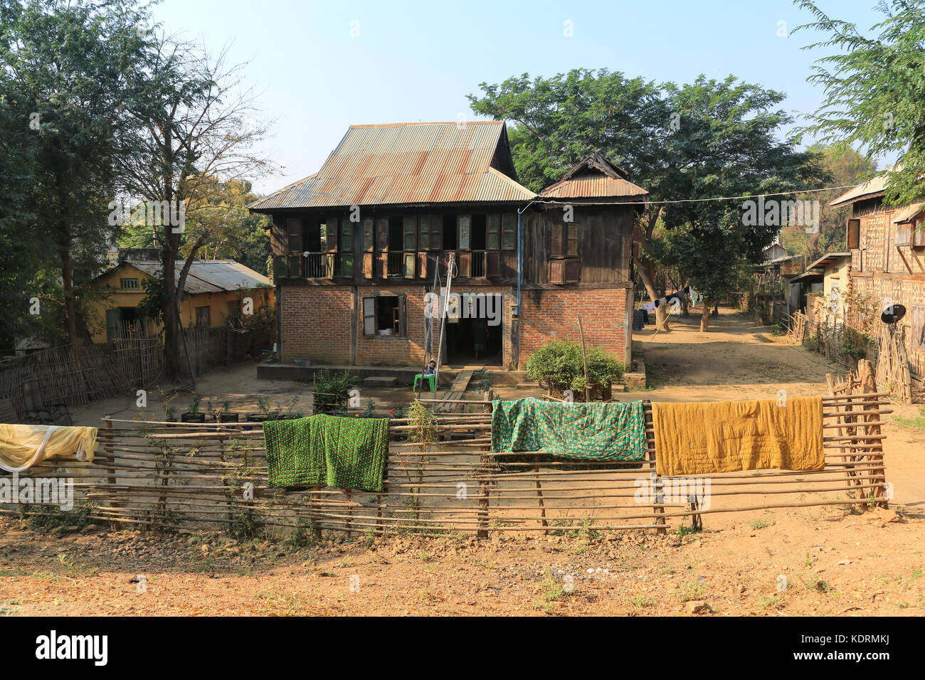 Villaggio Minhla sulla destra (ovest) banca del fiume Irrawaddy in Myanmar (Birmania). Foto Stock