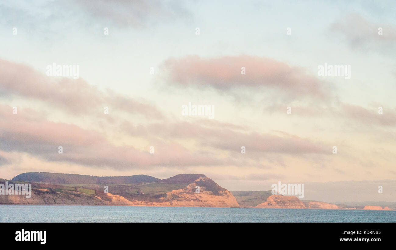 " Golden Cap' collina tra Charmouth & Bridport (medio) & West Bay (estrema destra) come visto da di Lyme Regis, Dorset, Inghilterra. Foto Stock