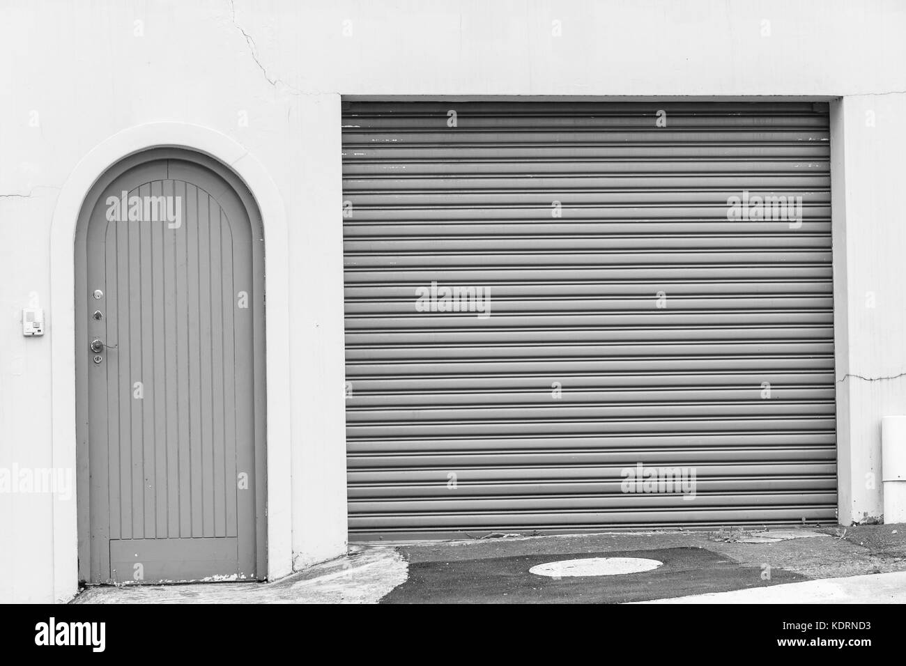 Grigio bianco nero i garage e le porte del visitatore la strada di ingresso per veicolo i garage e le porte del visitatore la strada di ingresso per veicolo Foto Stock