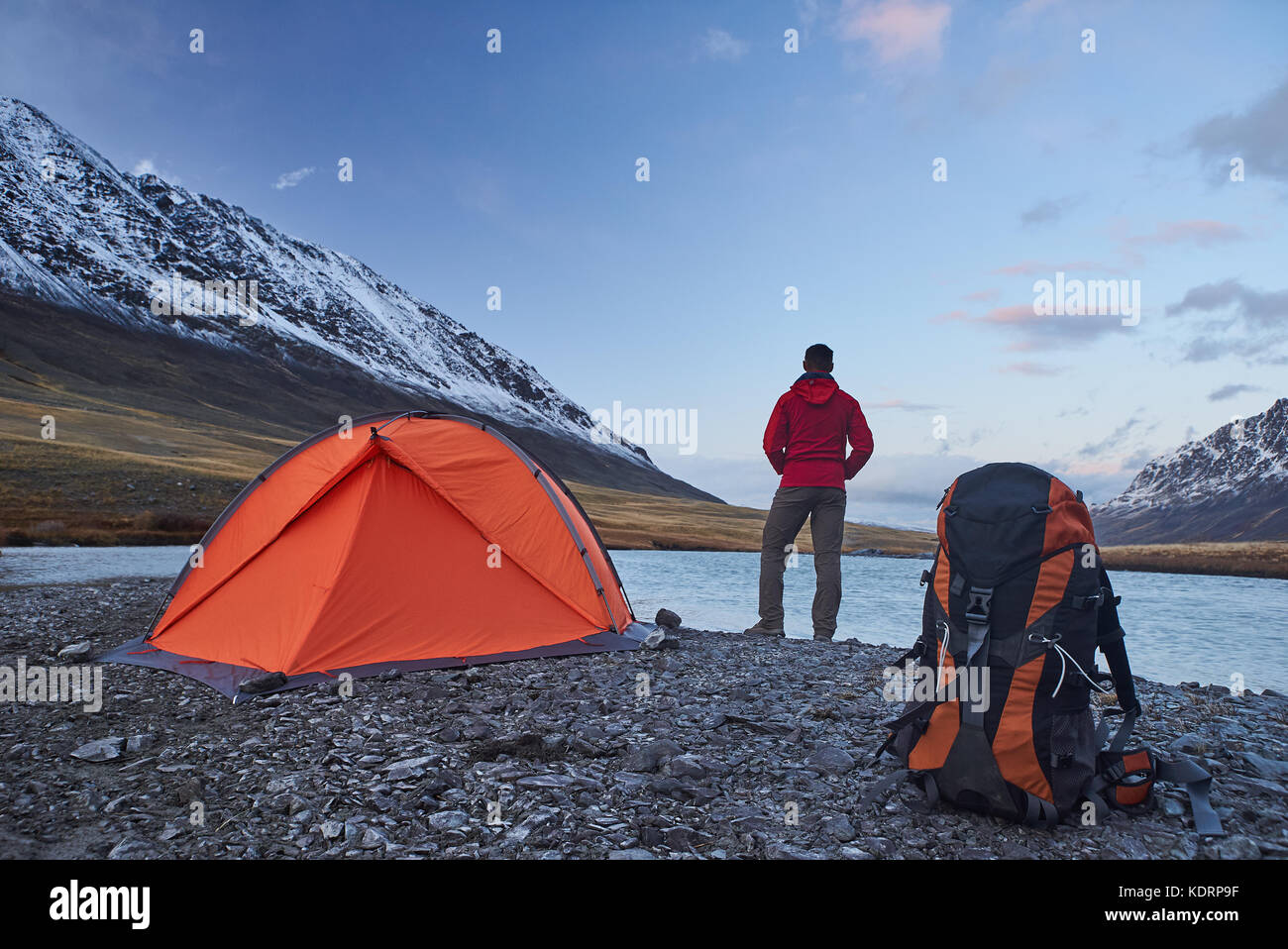 Escursionista stand al campeggio in montagna durante la primavera. Foto Stock