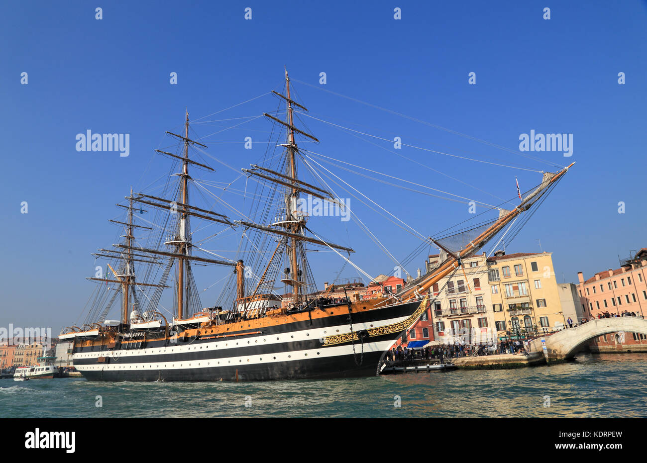 La formazione italiana vela tall ship Amerigo Vespucci a Venezia Foto Stock